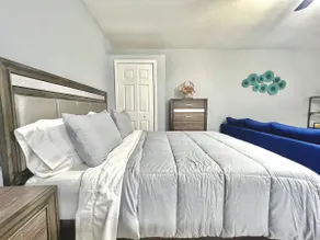 Cozy Suite Located By Main Attractions - Image 4