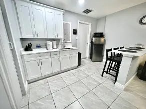 Cozy Suite Located By Main Attractions - Image 5