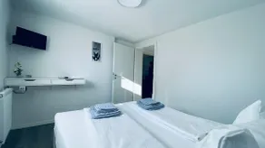 Room 4 with shower and shared kitchen - Image 4