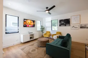 Family Downtown Retreat | • Free Parking - Image 3
