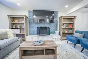1.5mi to Truist Park|Battery|Sunroom|En suite bath - Image 2