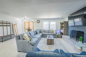 1.5mi to Truist Park|Battery|Sunroom|En suite bath - Image 3