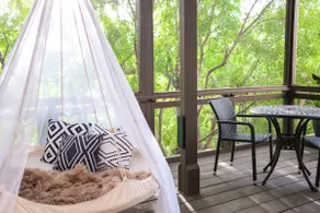 Tree House Getaway in the Hollywood Hills - Image 4