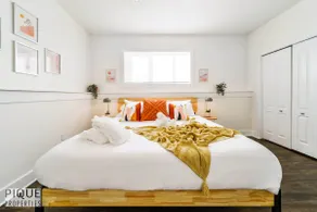 Retro Vibes - King Bed - Long Stays - Garage - Wi-Fi - Image 2