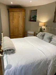 Country to city a 20 min walk - private apartment - Image 4