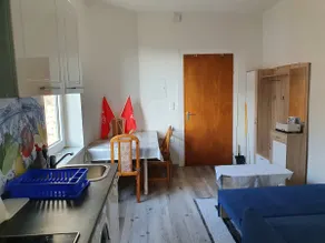 Beautiful bright accommodation very centrally located - Image 3