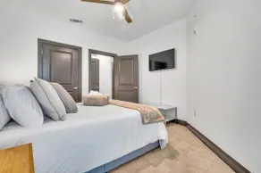 KING Bed| 3TVs| FREE Parking| Fire Pit| 24hrGym - Image 4
