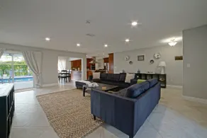 Renovated House Heated Pool Gourmet Kitchen Pet Friendly Walking to the Downtown - Image 2