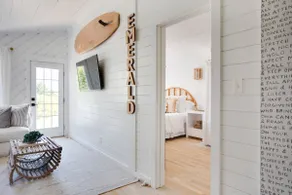 The Emerald Cottage - one block to beach/hot tub - Image 3
