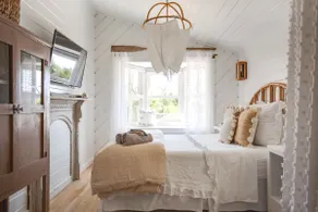 The Emerald Cottage - one block to beach/hot tub - Image 4