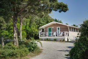The Emerald Cottage - one block to beach/hot tub - Image 2