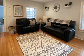 Newly Renovated 2-BR Apartment - Image 2