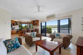 Waterfront, Deep Water Pontoon, views to Straddie - Image 4