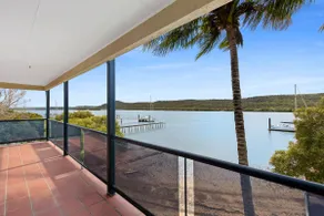 Waterfront, Deep Water Pontoon, views to Straddie - Image 3