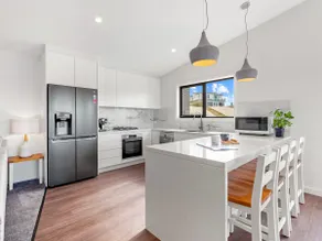 Luxury 5 Bedroom Home - Sentinel Chalet - Snowy Mountains - Jindabyne - Image 2