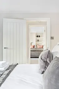 Central Harrogate townhouse apartment with parking - Image 2