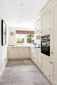 Central Harrogate townhouse apartment with parking - Image 3