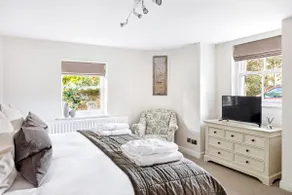 Central Harrogate townhouse apartment with parking - Image 4