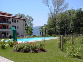 Apartment with private garden two steps from the lake. - Image 2
