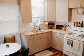 Cozy house near Lake Erie, 10 minutes to Downtown. - Image 4