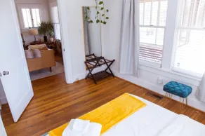 Cozy 3-Bedroom House with High Ceilings. - Image 5