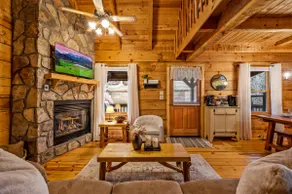 3 minutes to parkway!! Hot tub!! Flat driveway!! - Image 3