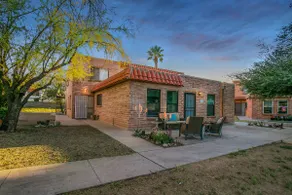 Cute Townhome with Community Pool 5 mins to TMC - Image 2