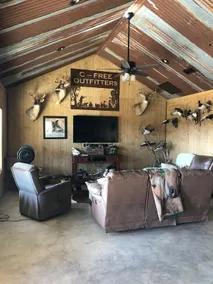 A serene 3 bed cabin tucked away in Leon County. - Image 3