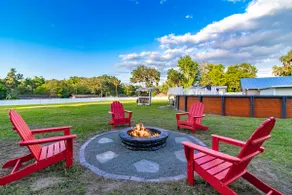 Spacious 3BR retreat w/ pool & game room - Image 2