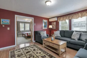 Spacious 4 bedroom home fast internet/walk to town! - Image 2