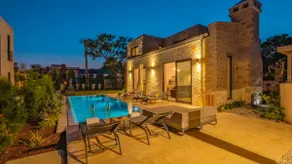 Central, stylish, modern private pool - Image 2