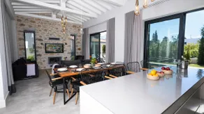 Central, stylish, modern private pool - Image 5