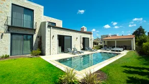 Central, stylish, modern private pool - Image 3