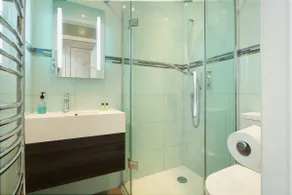 GFF Elegant & Central & Spacious 2 Bed Home with Garden - Image 5