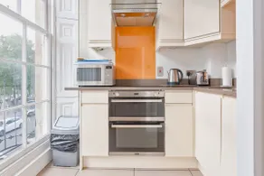 GFF Elegant & Central & Spacious 2 Bed Home with Garden - Image 4