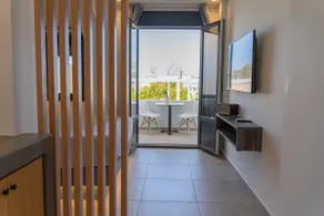 George&Joanna Honeymoon Suite with outdoor Hot Tub - Image 5