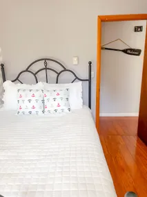 Cheerful 3 Bedroom Cottage, 5 minute walk to Lake - Image 4