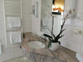 Beautiful serviced apartment 56 with balcony - Image 2