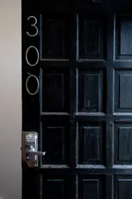 The Brick House 200 -Downtown Historic Luxury Apt - Image 4