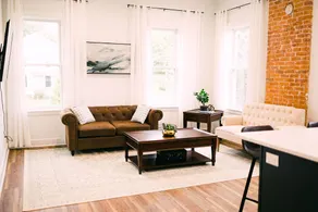 The Brick House 200 -Downtown Historic Luxury Apt - Image 2