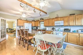 Beautiful Spacious Beach Home, Private Deck & Grill, 5-min to Beach w/ Badges - Image 5