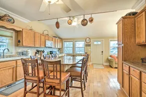 Beautiful Spacious Beach Home, Private Deck & Grill, 5-min to Beach w/ Badges - Image 4