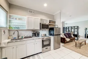 THE PRINCE COTTAGE WITH PRIVATE PARKING GARAGE!!! - Image 3
