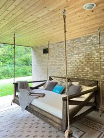 Private, roomy studio with bed swing on porch - Image 3