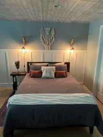 Private, roomy studio with bed swing on porch - Image 4