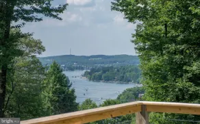Beautiful LAKE VIEW w/HOT TUB, Fire Pit & GameRoom - Image 3
