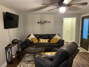 Bourbon Country Cottage - Image 3
