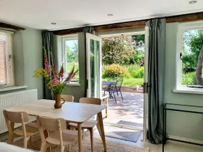 Rural holiday home, peaceful, large gardens - Image 4