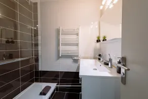 L'Évêché | Spacious 2-bedroom, 1-bathroom, Duplex in Hypercentre - Image 5