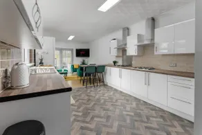 Flatzy - 6 Bed Oasis Close To Football Stadiums - Image 2